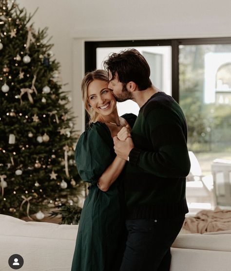 Christmas Pfps Aesthetic, Tori Masters, Christmas Pfp Aesthetic, Christmas Photography Couples, Couples Holiday Photos, Christmas Dress Ideas, Christmas Card Outfits, Christmas Tree Photoshoot, Christmas Dress Party