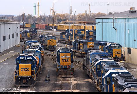 Csx Locomotives, Csx Transportation, Grand Funk Railroad, Florida East Coast, Csx Trains, Railroad Companies, Railroad Pictures, Southern Railways, Norfolk Southern