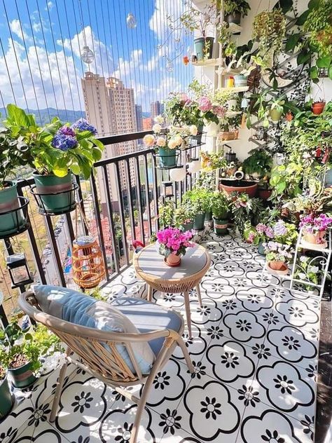 European Terrace Garden, Beautiful Balconies, Casa Aesthetic, Bedrooms Inspiration, Balcony Makeover, Colorful Planters, Rooftop Design, Apartment Decor Inspiration, Clever Storage Solutions