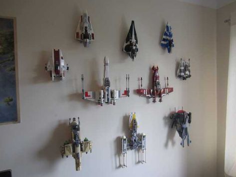 How to Wall-Mount Lego - Imgur Lego Set Display, Decoracion Star Wars, Lego Display Ideas, Lego Room Decor, Geek Room, Lego Organization, Star Wars Bedroom, Teenage Boy Room, Lego Wall