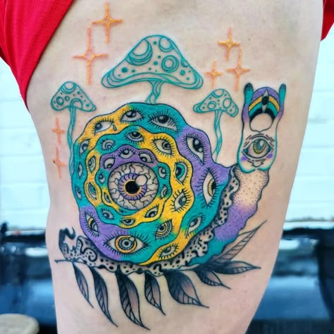 Snail Tattoo Ideas, Trippy Snail, Mushroom Tattoo Ideas, Snail Tattoo, Eyeball Tattoo, Mushroom Tattoo, Hippie Tattoo, Tattoo Filler, Type Tattoo