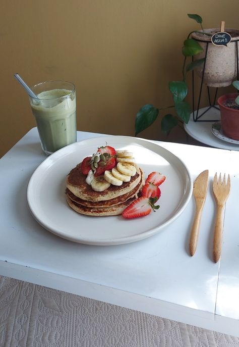 Astethic, hotcakes Platano y avena , desayuno saludable, matcha latte Desayunos Aesthetic, Matcha Latte, Matcha