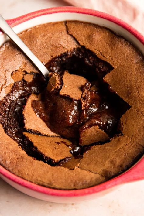 This delicious chocolate lava cake is made for chocolate lovers! This easy and quick recipe yields a ooey gooey molten chocolate center. Chocolate Lava Cake For Two, Lava Cake For Two, Rich Chocolate Dessert, Lava Cake Recipe, Cake For Two, Chocolate Lava Cake Recipe, Lava Cake Recipes, Molten Chocolate, Dessert For Two