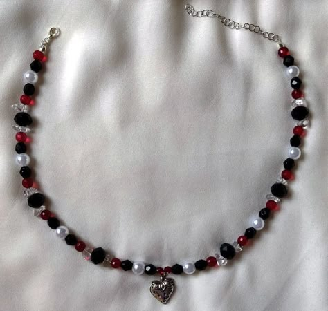 Red Necklace Aesthetic, Punk Jewelry Diy, Red Beaded Bracelet, Preppy Jewelry, Pretty Jewelry Necklaces, Black Beaded Bracelets, Beaded Necklace Diy, Beads Bracelet Design, Jewelry Accessories Ideas