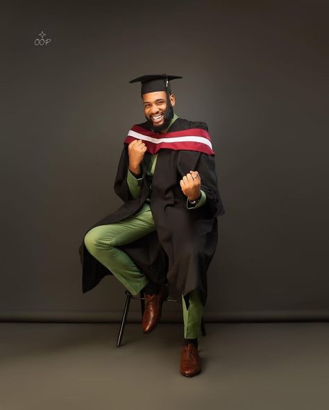 Convocation Outfit Graduation Men, Graduation Men Photoshoot, Graduation Male Poses, Graduation Photoshoot Ideas Men, Graduation Man Photoshoot, Graduation Photoshoot Men Studio, Male Graduation Poses, Graduation Poses For Guys, Convocation Ideas