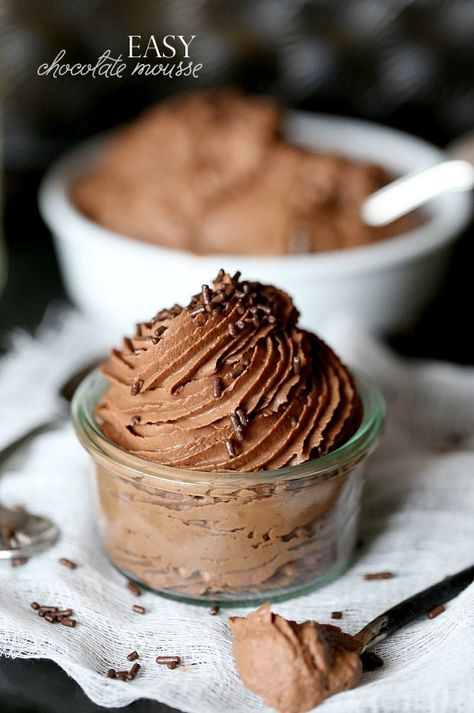 Mousse Dolce, Sommer Mad, Pudding Chia, Easy Chocolate Mousse, Chocolate Mousse Recipe, Layered Desserts, Mousse Recipes, Monkey Bread, Think Food