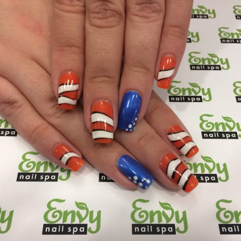 Finding Nemo, Clown Fish Nails - Envy Nail Spa Finding Nemo Acrylic Nails, Finding Nemo Nails Disney, Finding Nemo Nail Designs, Finding Nemo Nail Art, Nemo Nail Art, Finding Nemo Nails, Nemo Nails, Camp Nails, Marathon Outfit