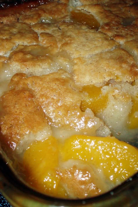 Peach Cobbler With Bisquick, Dessert Crepes, Roll Cheesecake, Fresh Peach Cobbler, Southern Peach Cobbler, Easy Peach Cobbler Recipe, Cobbler Easy, Easy Peach Cobbler, Butter Cakes