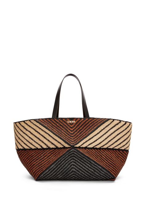 XXL Puzzle Fold Tote in raffia Natural/Honey Gold - LOEWE Puzzle Bag Loewe Street Styles, Loewe Puzzle Tote, Loewe Mini Puzzle Bag, Loewe Puzzle Bag Sand, Loewe Bag Puzzle, Raffia Palm, Denim Wallet, Loewe Puzzle Bag, Loewe Bag