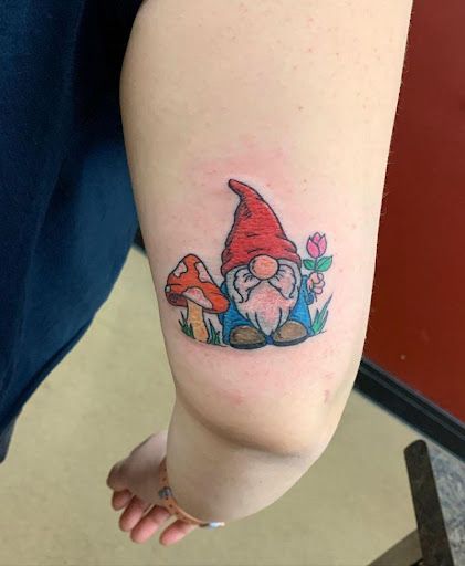 Gnome Tattoos, Gnome Tattoo, Small Compass Tattoo, Common Tattoos, Hippie Tattoo, Rose Tattoos For Women, Tattoo Themes, Fantasy Literature, Mushroom Tattoos