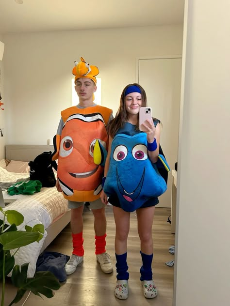 Boy And Girl Matching Halloween Costumes Couples, Nemo And Dori Costume, Double Couples Costumes, Simba And Nala Halloween Costume, Finding Nemo Couple Costume, Partner Character Day Costumes, Marlin And Dory Costume, Animal Duo Costumes, Cute Partner Halloween Costumes