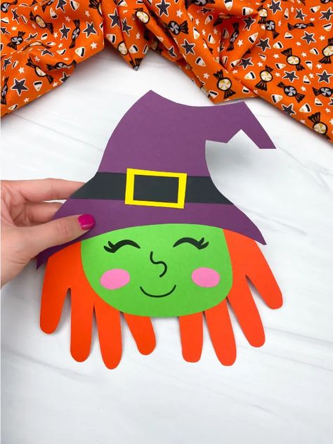 Pre K Construction Paper Crafts, Witch Handprint, Handprint Witch, Witch Craft For Kids, Dekorasi Halloween, Bricolage Halloween, Halloween Crafts Preschool, Halloween Paper Crafts, October Crafts