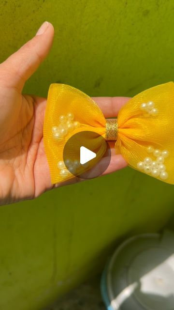 Pearl Hair Bow, Tulle Hair Bows, Bow Diy, Pearls Diy, Handmade Hair Bows, Instagram Diy, Fabric Craft, Diy Hair Bows, Diy Bow