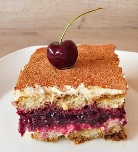 This Super delicious and decadent Cherry Tiramisu is a cross between Black Forest Cake Tiramisu! And is super simple to make, I kid you not! Cherries Jubilee Tiramisu, Cherry Tiramisu, Almond Wedding Cakes, Tiramisu Dessert, Desserts Cake, Cherries Jubilee, Blueberry Cream Cheese, Wedding Cake Recipe, Tiramisu Cake