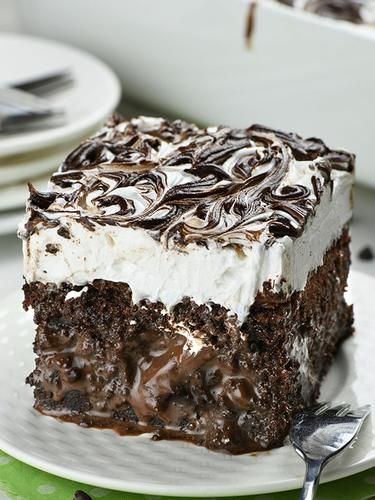 Marshmallow Chocolate Poke Cake Marshmallow Ice Cream, Marshmallow Fudge, Chocolate Poke Cake, Chocolate Marshmallow, Poke Cake Recipes, Decadent Chocolate Cake, Cream Cakes, Fudge Cake, Poke Cake