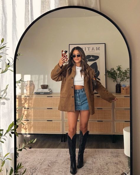 🔸 PIN LATER • Instagram Coffee Date Outfit Ideas, Coffee Date Outfit, Date Outfit Ideas, Skirt Outfit Fall, Trendy Fall Fashion, Bar Outfits, Skirt Outfits Fall, Date Outfit, Nashville Outfits