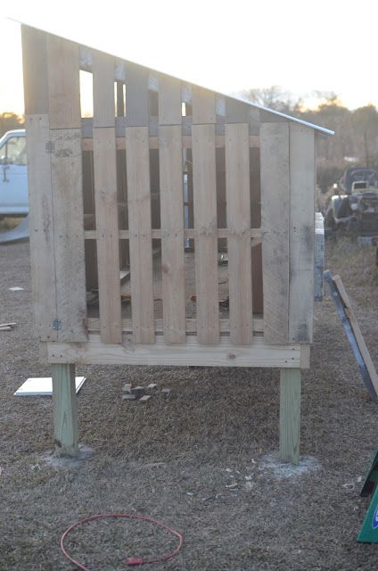 Chicken Run Plans, Pallet Chicken Coop, Pallet Coop, Chicken Coop Pallets, Starting A Farm, Chicken Shed, Backyard Chicken Coop Plans, Chicken Tractors, Backyard Garden Diy