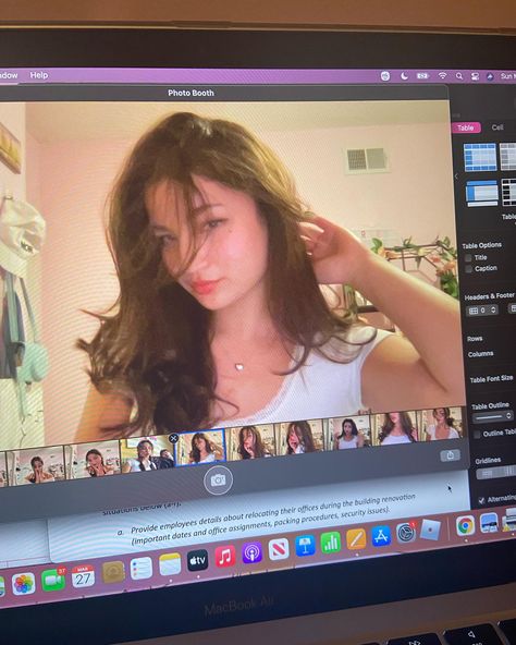 Aesthetic Photo Selfie, Photo Girly Pink, Mitski Selfie, How To Take Coquette Pictures, Coquette Poses Selfie, Macbook Pics Aesthetic, Computer Photoshoot Aesthetic, Macbook Camera Selfie Aesthetic, Macbook Pictures Aesthetic