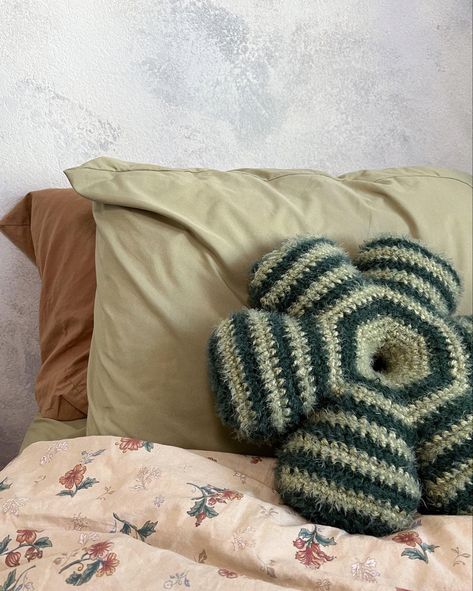 Crochet Flower Pillow, Mode Crochet, Crochet Pillows, Crochet Pillow, Flower Pillow, Fun Crochet Projects, Crochet Things, Crochet Inspo, Diy Crochet Projects