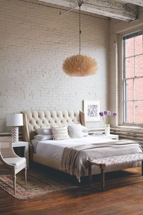 a perfect gray: chalky white painted brick Lamps Decor, Loft Stil, Classy Bedroom, Industrial Bedroom, Hanging Lamps, Brick Walls, Luxury Bedroom, White Brick, Cool Ideas