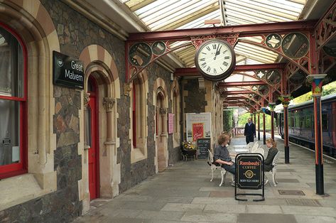 Britain's great railway stations ... Train Station Interior, Victorian Train Station, Victorian Train, Veranda Ideas, Minecraft Interior, Old Train Station, Train Theme, Liverpool Street, Train Depot