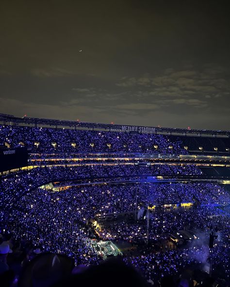 #concert #aesthetic #vibes #concertaesthetic #metlife #countryconcert Concert Astethic, Concert Manifestation, Rock Concert Aesthetic, Tour Aesthetic, Concert Vibes, Music Academy, Concert Aesthetic, Dream Concert, Suki Waterhouse