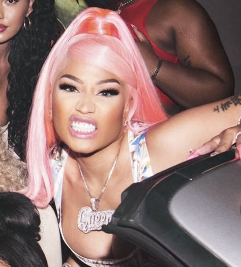 Nicki Pink Hair, Roman Nicki Minaj, Nicki Minaj Natural Hair, Niki Minaj 90s, Niki Manji, Pfp Nicki Minaj, Nicki Minaj Pink Hair, Pfp Celebrities, Nicki Minaj Pink Print