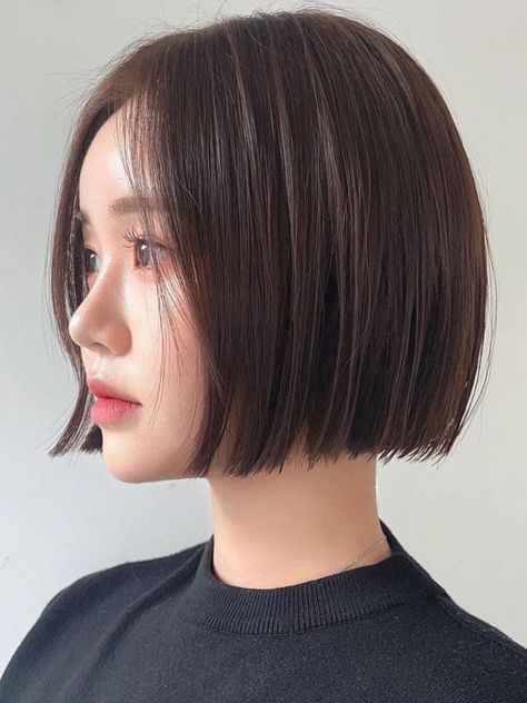 brunt Korean bob Short Bob Cut, Korean Short Hair, Asian Short Hair, Lob Hairstyle, Haircuts Straight Hair, Short Hair Haircuts, Girl Short Hair, Shaved Hair, Short Bob Hairstyles