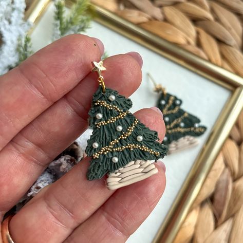 ✨🎄Magical Christmas trees!🎄✨ Resin Christmas Tree Earrings, Polymer Clay Christmas Jewelry, Christmas Polymer Clay Ideas, Clay Christmas Trees, Polymer Clay Christmas Tree, Christmas Tree Clay, Polymer Christmas, Polymer Clay Ideas, Clay Christmas Tree