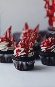 Edible Glass Shards, Edible Blood For Cupcakes, Edible Glass Recipe, Drip Cupcakes, Glass Candy Recipe, Broken Glass Cupcakes, Red Velvet Halloween, Edible Blood, Blood Cake