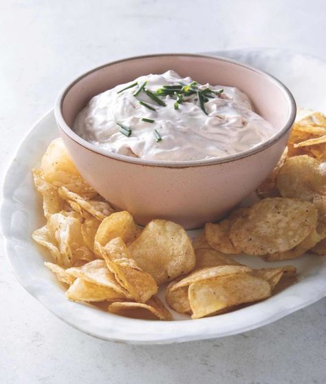 French Onion Dip: sautéed onions in a creamy mixture of sour cream, mayonnaise and herbs served with crunchy potato chips Gains Recipes, French Onion Dip Recipe, Magnolia Recipes, Magnolia Table Recipes, Joanna Gaines Recipes, Joanna Gaines Magnolia, Onion Dip Recipe, French Onion Dip, Magnolia Table