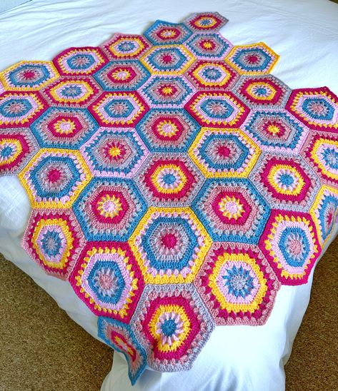 Granny Hexagon Blanket Pattern Crochet Hexagons, Crochet Hexagon Blanket, Hexagon Blanket, Granny Hexagon, Hexagon Crochet Pattern, Hexagon Crochet, Mattress Stitch, 4mm Crochet Hook, Crochet Motif Patterns