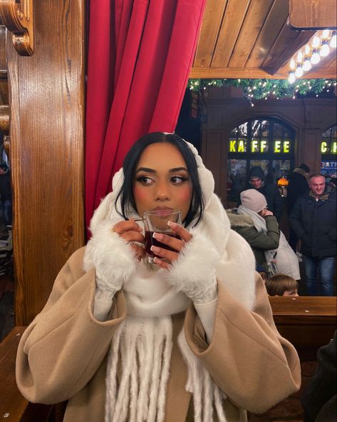 German Market Outfit, Christmas Market Outfit Aesthetic, Winter Outfits Christmas Markets, Christmas Market Poses, German Christmas Markets Outfit, Christmas Market Instagram Pictures, Germany Christmas Market Outfit, Christmas Market Pictures Ideas, Winter Market Aesthetic