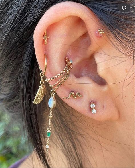 Conch Chain, Full Ear Piercings, Conch Piercing Jewelry, Cool Ear Piercings, Pretty Ear Piercings, Cool Piercings, Cute Ear Piercings, Ear Style, Stacked Earrings