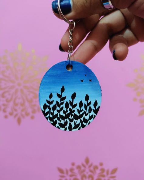 Please follow for more beautiful artworks 😍 Mdf Keychain Painting Ideas, Keychains Painting, Keychain Design Ideas, Keychain Painting, Chain Painting, Chain Ideas, Keychain Ideas, Friend Painting, Keychain Craft