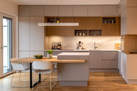 The 10 Most Popular Kitchens Around the World in 2022 Modern Kitchen Stools, Kitchen Makeover Ideas, Minimal Kitchen Design, Open Kitchen And Living Room, Minimal Kitchen, Kitchen Stool, Beige Kitchen, Popular Kitchens, Casa Container