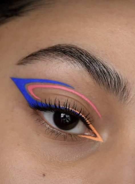 Disco Eyeliner, Colored Eyeliner Looks For Hooded Eyes, Hooded Graphic Eyeliner, Beginner Graphic Eyeliner, Two Color Eyeliner, Graphic Liner Makeup Hooded Eyes, Eyeliner Styles Aesthetic, Water Activated Eyeliner Looks, Eyeliner Designs Creative