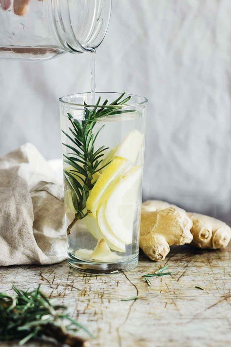 Lemon and Ginger Rosemary Detox Water to Boost Immune System - Detox DIY Body Detox Cleanse, Healthy Diet Tips, Green Coffee Bean, Boost Immune System, Body Detox, Healthy Food Choices, Good Health Tips, Detox Water, Healthy Eating Tips