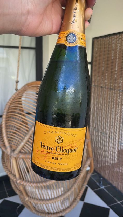 Veuve Clicquot Champagne Aesthetic, Champagne Bottle Aesthetic, Veuve Clicquot Aesthetic, Vueve Champagne, Bday Food, Expensive Champagne, Bottle Aesthetic, Yellow Champagne, Portugal Summer