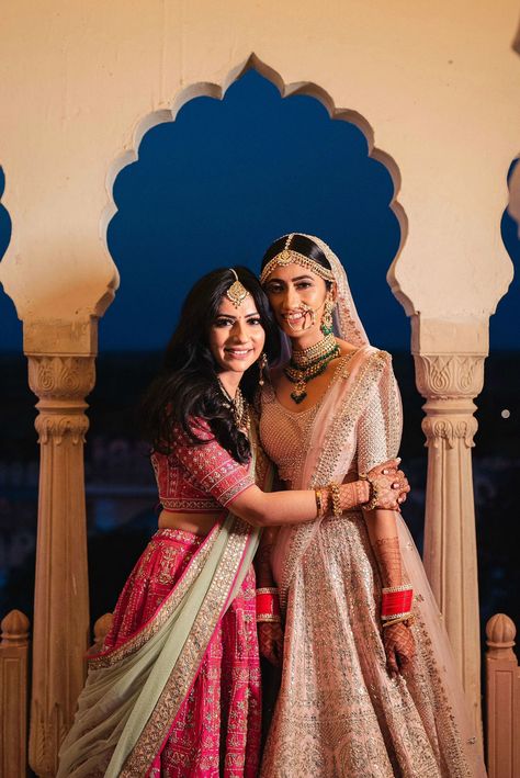 Here's How This WMG Bride Rewore & Restyled Her Own Bridal Lehenga At Her Sister's Wedding! Bride And Sister Pictures Indian, Bridesmaid Photoshoot Indian, Bridesmaid Poses, Bridesmaid Pictures, Bridesmaid Photoshoot, Sisters Photoshoot Poses, Indian Wedding Poses, Bride Photos Poses, Sister Poses