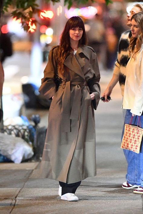 Dakota Johnson New York City May 13, 2024 – Star Style Dakota Johnson Street Style, Loewe Flamenco, Dakota Johnson Style, 90s Fashion Women, Star Style, Celebrity Street Style, Dakota Johnson, May 13, Celebrity Fashion