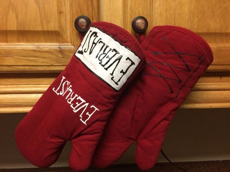 Boxing Glove Oven Mitts for Dad! DIY Diy Boxing Gloves, Jello Eyeballs, Scary Halloween Music, Halloween Themed Games, Girls Camp Crafts, Costume Ideas Diy, Door Garland, Garland Halloween, Scaredy Cat