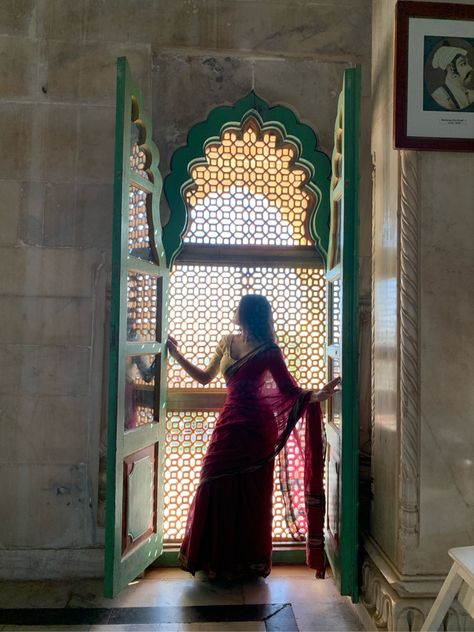 Mehrangarh Fort Jodhpur Photography, Photos Hacks, Mehrangarh Fort Jodhpur, Bengali Aesthetic, Traditional Dresses Indian, Saree Aesthetic, Mehrangarh Fort, Aesthetic Female, Retro Photoshoot