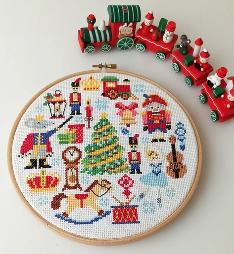 Christmas Sampler, Cross Stitch Numbers, Cross Christmas Tree, Easy Cross Stitch Patterns, Halloween Cross Stitch Patterns, Xmas Cross Stitch, Cross Stitch Christmas, Cross Stitch Christmas Ornaments, Cross Stitch Tree