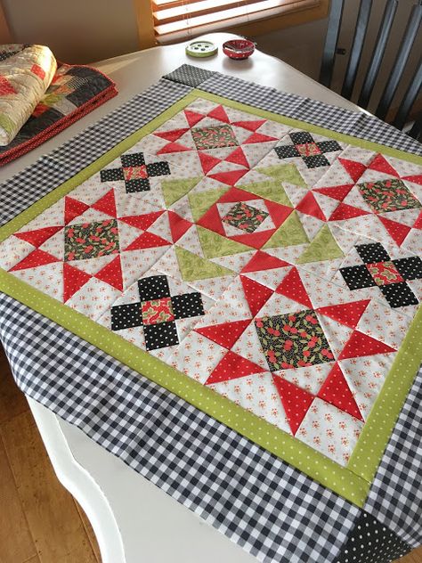 This Pretty Quilt is Wonderful in Any Color Palette - Quilting Digest Quilted Tablecloth, Mystery Quilt Patterns, Quilting Stars, Medallion Quilts, Sew Quilt, Bright Quilts, Mystery Quilt, Cute Quilts, Pretty Quilt