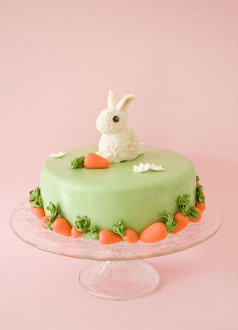 Going to use a chocolate bunny in the middle and chocolate covered  strawberries around the edge! Easter Strawberry, Bunny Birthday Cake, Easy Easter Treats, Easter Snacks, Easter Bunny Cake, Rabbit Cake, Bunny Birthday, Bunny Cake, Easter Dessert