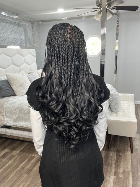 Big French Curls Braids, Box Braids With Color And Curls, French Curls Braids Black Women Layers, Medium French Curl Braids, Pick And Drop Braids Hairstyles, Medium Sized French Curl Braids, Black French Curls Braids Layered, Layered French Curl Braids Tutorial, Colored Box Braids