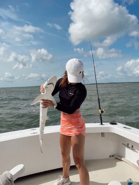 Fishing Women’s Outfit, Charter Fishing Outfit Woman, Going Fishing Outfit, Fishing Trip Outfit Woman, Womens Fishing Outfit Summer, Fishing Outfit Aesthetic, Fishing Aesthetic Outfit, What To Wear Fishing Women, Fishing Outfits For Women Summer