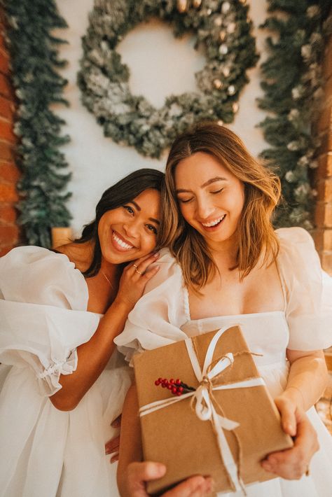 Best Friend Christmas Cards Pictures, Sisters Christmas Photos, Christmas Best Friend Photoshoot, Sister Holiday Pictures, Best Friends Christmas Photoshoot, Christmas Sister Photoshoot, Christmas Photos Friends, Sisters Christmas Photoshoot, Holiday Photo Poses