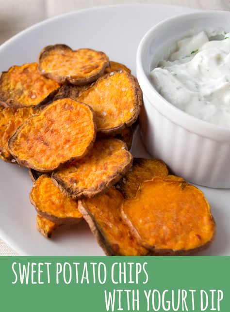 Sweet Potato Chips with Yogurt Dip - These healthy and addicting chips disappeared in minutes. We loved the yogurt dip with these sweet potato chips, but any remaining dip would also be good on rice, fish or raw veggies. Sweet Potato Chips Oven, Potato Chips Baked, Cupcake Chicken, Crispy Sweet Potato Chips, Homemade Sweet Potato Chips, Sweet Potato Chips Baked, Baked Potato Chips, Potato Chip Recipes, Aussie Food